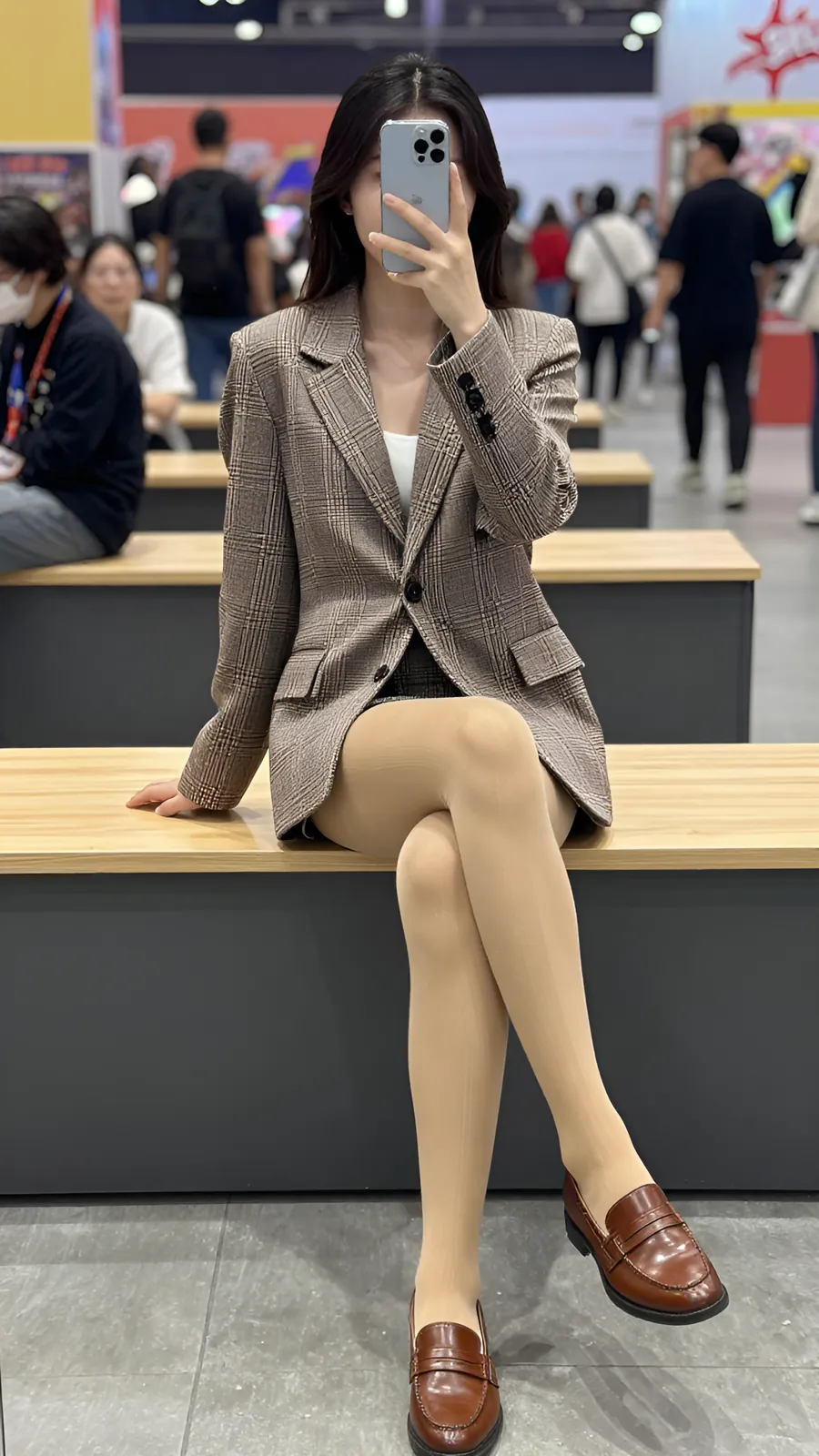 12D 自然肤色连裤袜 · 桌沿伸腿坐姿 visual reference