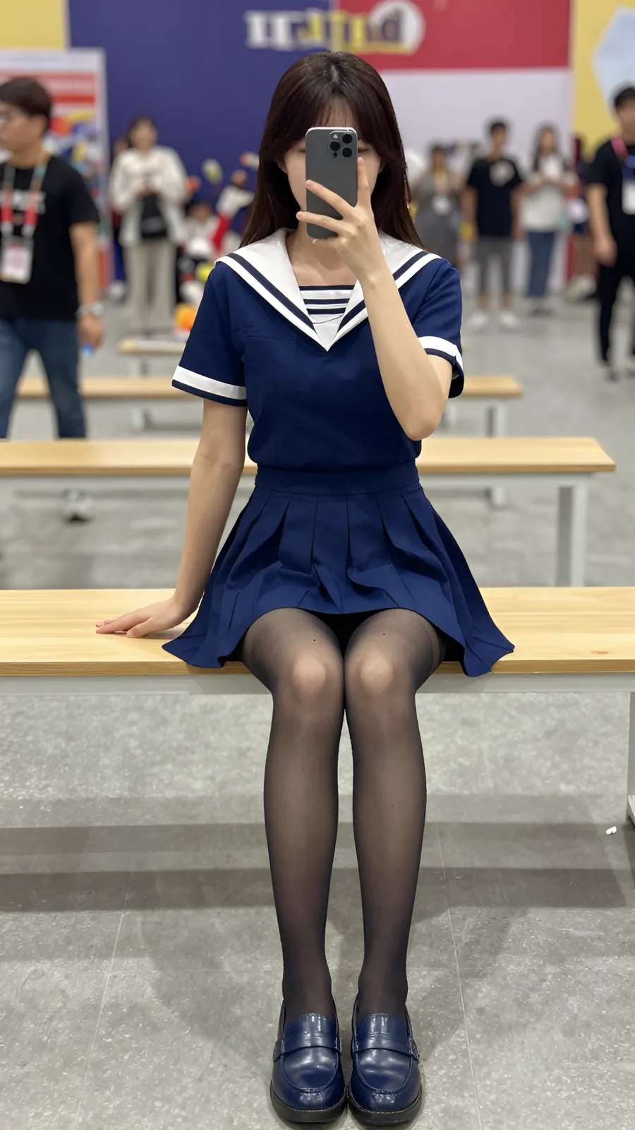 20D 炭灰连裤袜 · 桌沿伸腿坐姿 visual reference