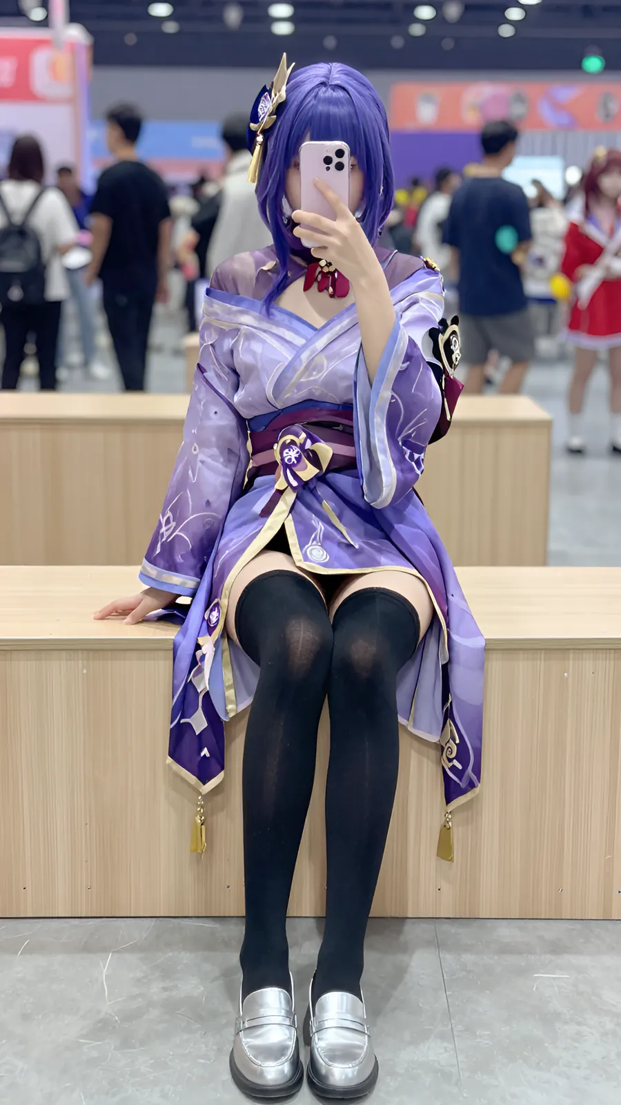 40D 纯白连裤袜 · 桌沿伸腿坐姿 visual reference