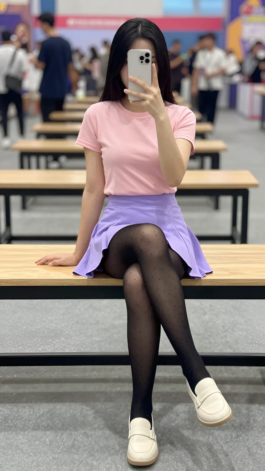 20D 纯黑连裤袜 · 桌沿伸腿坐姿 visual reference