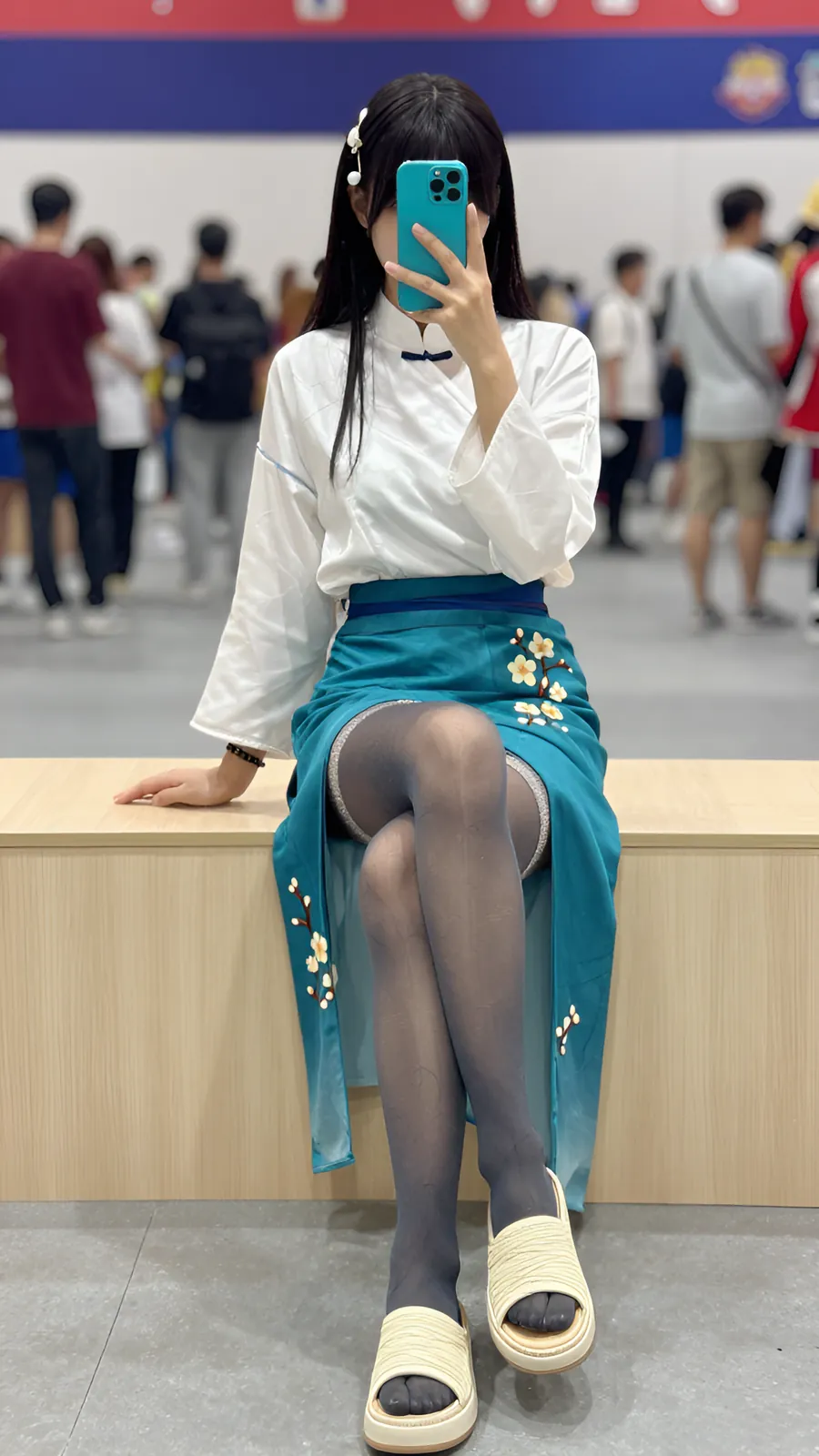 10D 自然肤色连裤袜 · 桌沿伸腿坐姿 visual reference