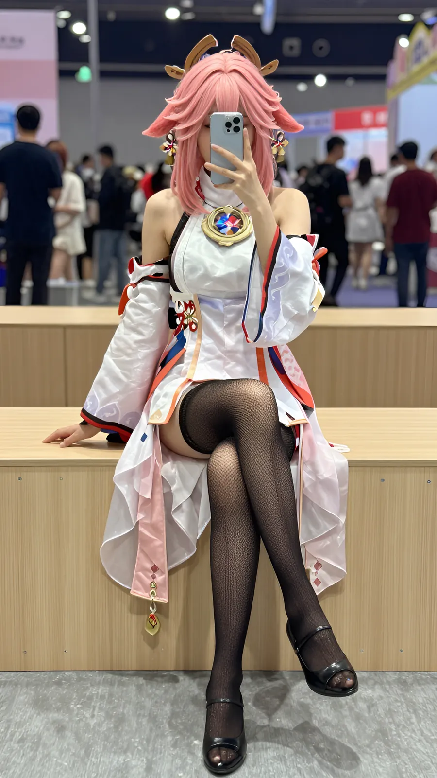 30D 酒红连裤袜 · 桌沿伸腿坐姿 visual reference
