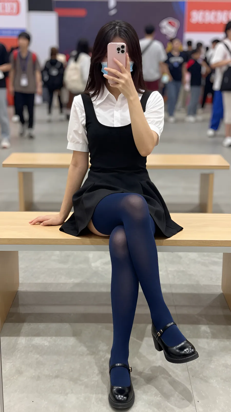 30D 海军蓝连裤袜 · 桌沿伸腿坐姿 visual reference