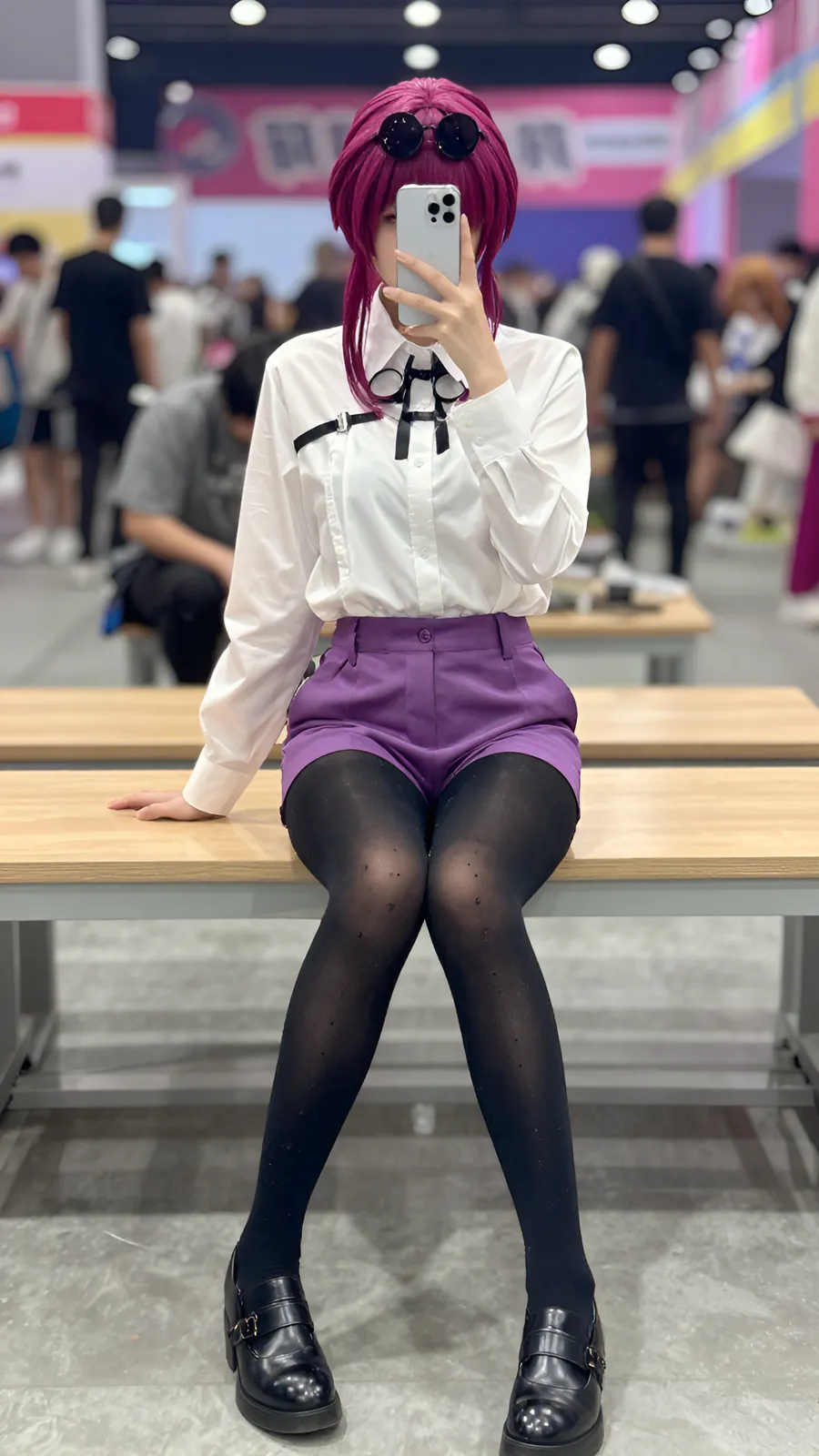 30D 酒红连裤袜 · 桌沿伸腿坐姿 visual reference