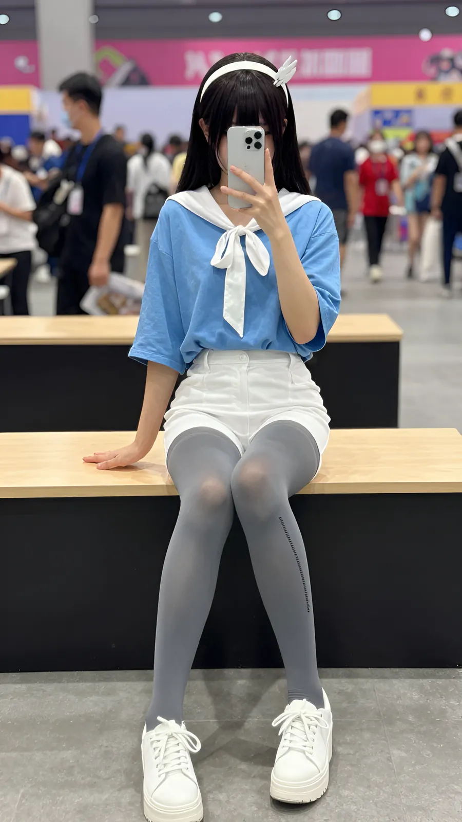 20D 炭灰连裤袜 · 桌沿伸腿坐姿 visual reference