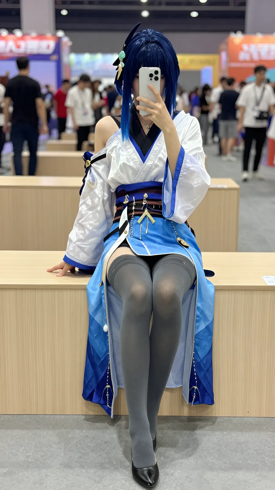 20D 纯黑连裤袜 · 桌沿伸腿坐姿 visual reference