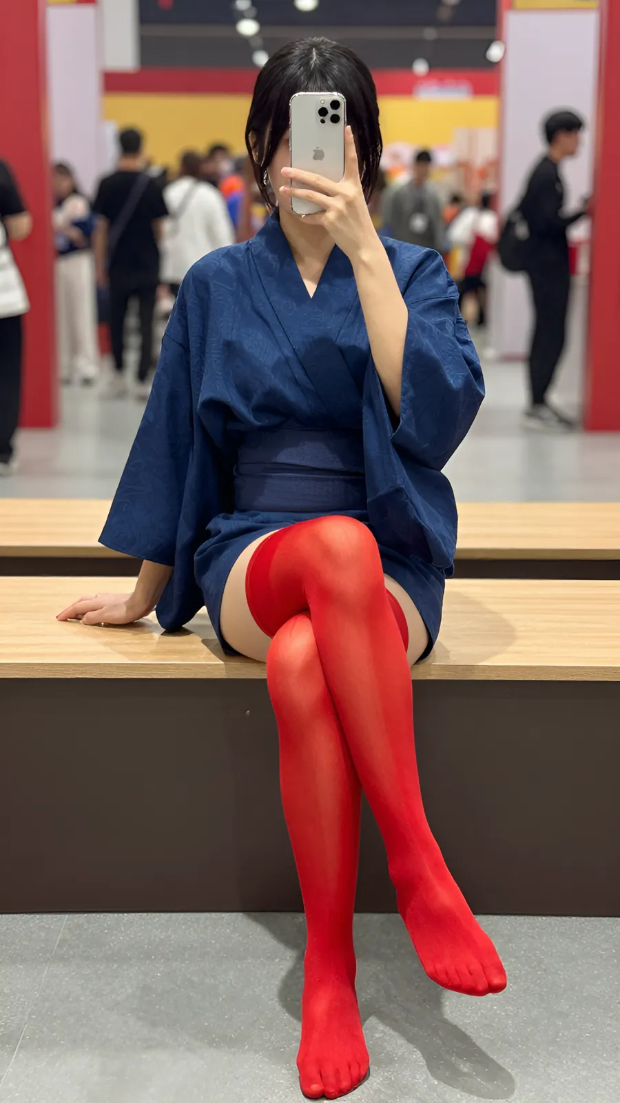 30D 酒红连裤袜 · 桌沿伸腿坐姿 visual reference