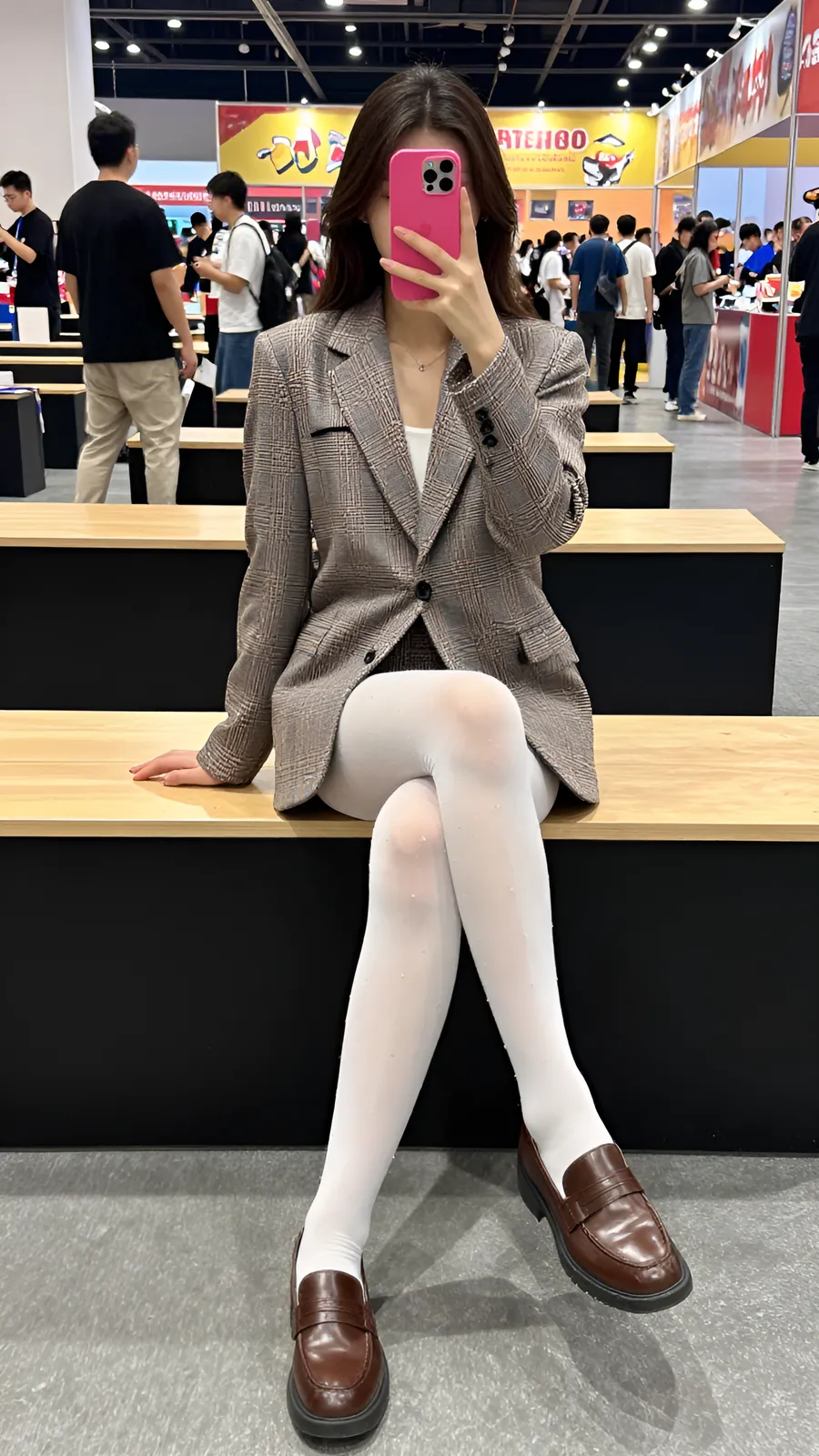40D 纯白连裤袜 · 桌沿伸腿坐姿 visual reference