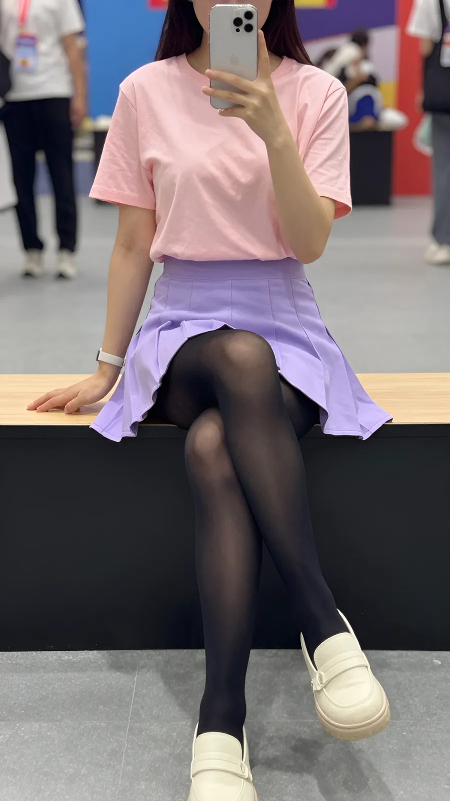 15D 纯黑连裤袜 · 桌沿伸腿坐姿 visual reference