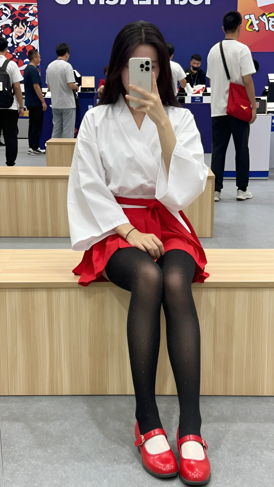 20D 纯黑连裤袜 · 桌沿伸腿坐姿 visual reference