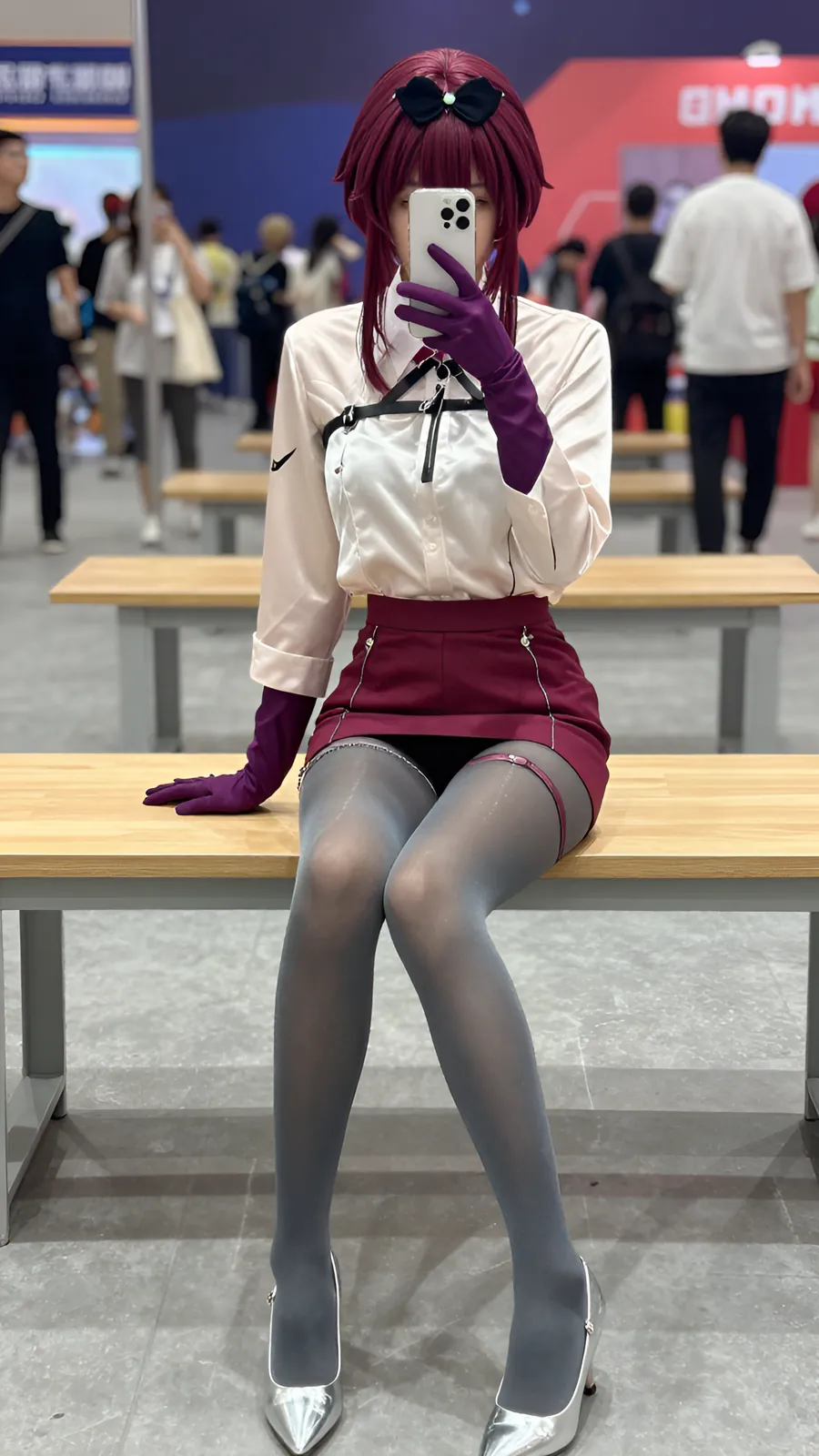 15D 纯黑连裤袜 · 桌沿伸腿坐姿 visual reference