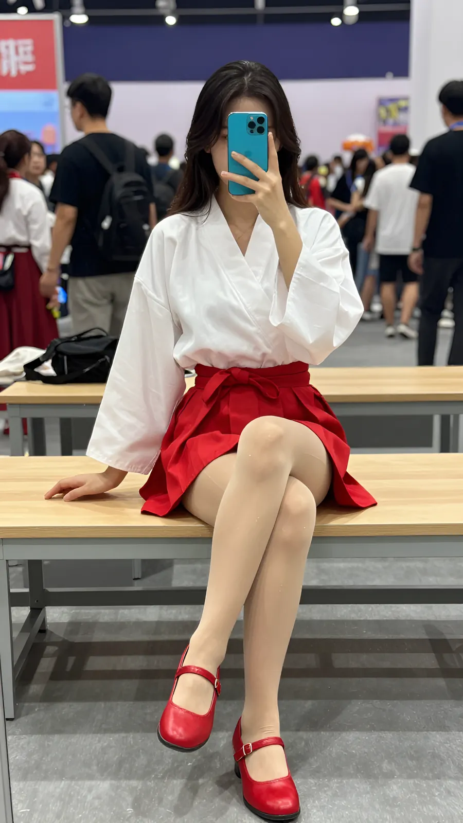 10D 自然肤色连裤袜 · 桌沿伸腿坐姿 visual reference