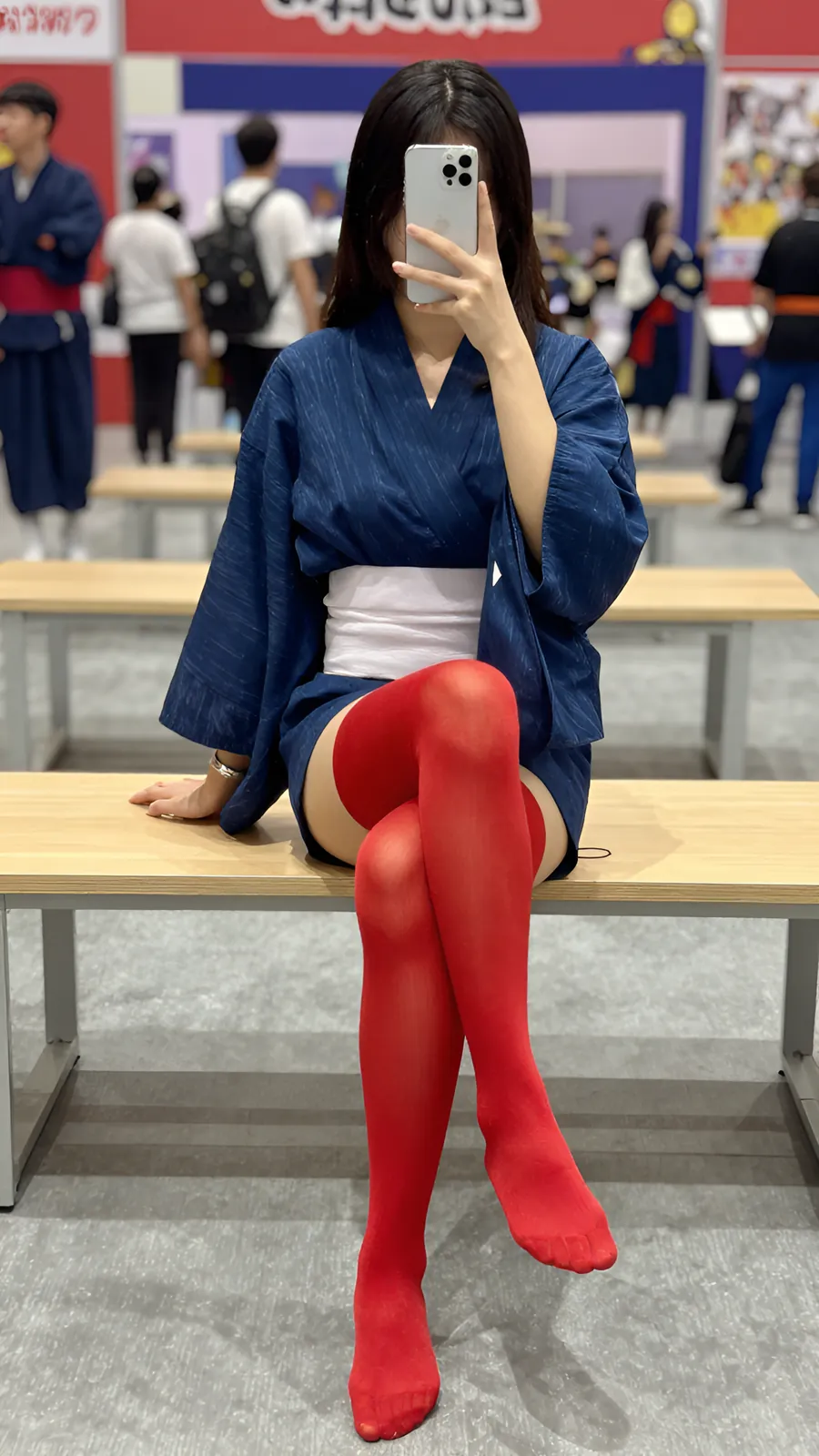 30D 酒红连裤袜 · 桌沿伸腿坐姿 visual reference