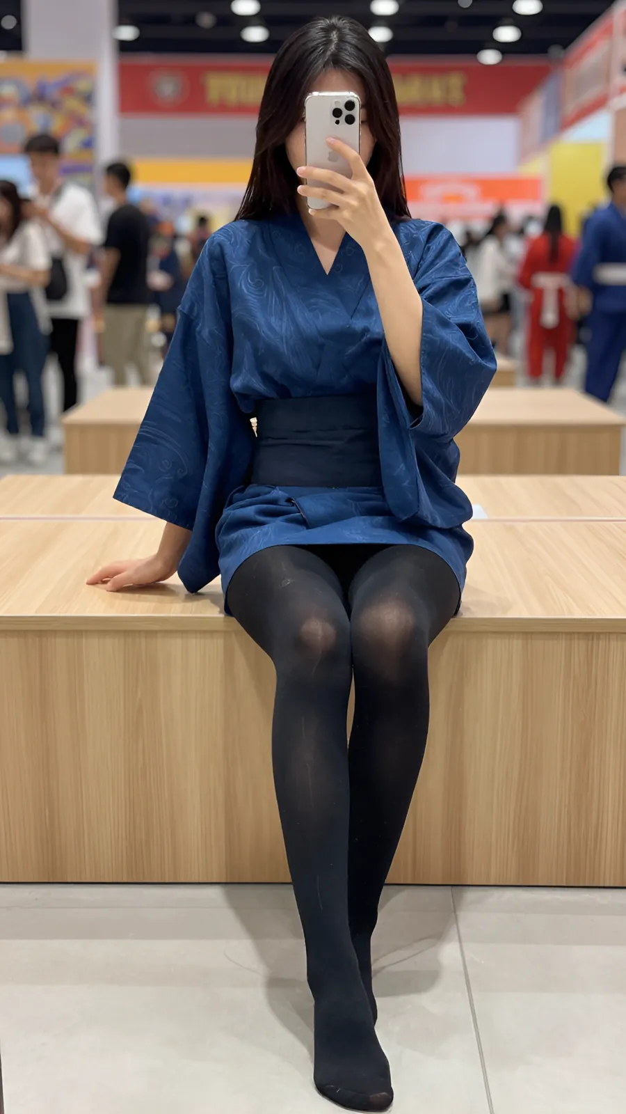 15D 纯黑连裤袜 · 桌沿伸腿坐姿 visual reference