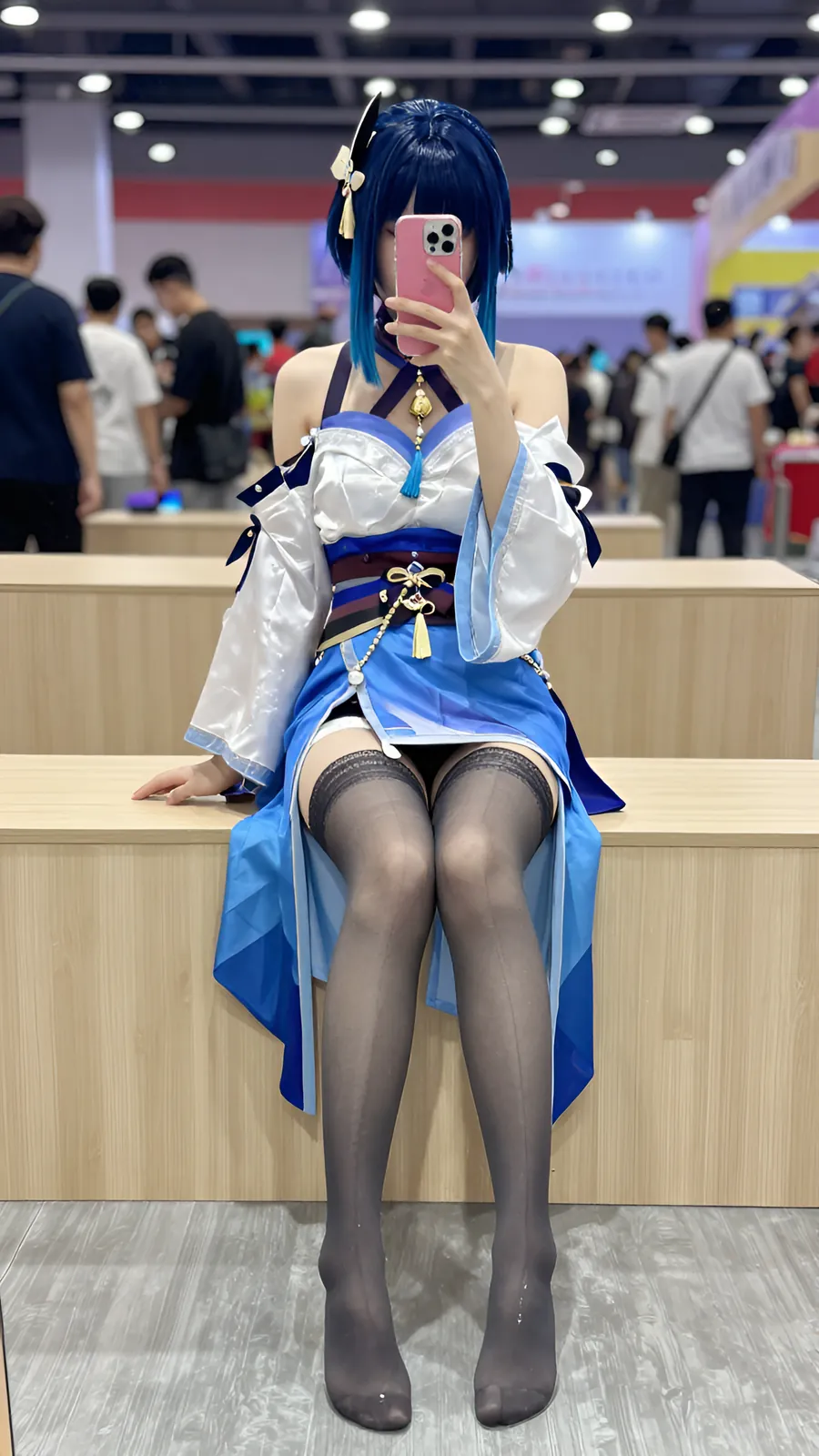 40D 纯白连裤袜 · 桌沿伸腿坐姿 visual reference