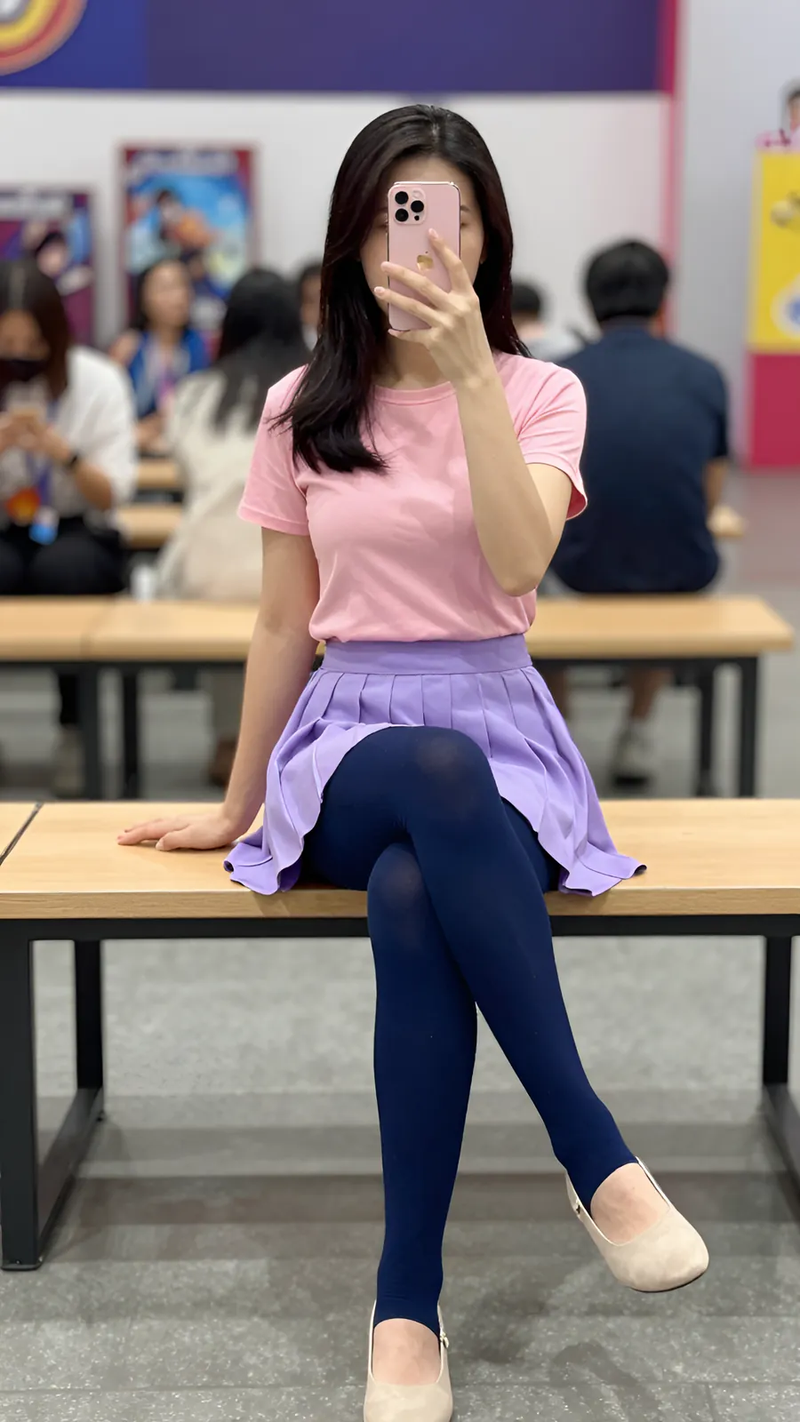 30D 海军蓝连裤袜 · 桌沿伸腿坐姿 visual reference