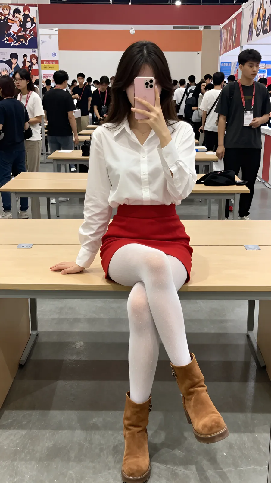 40D 纯白连裤袜 · 桌沿伸腿坐姿 visual reference