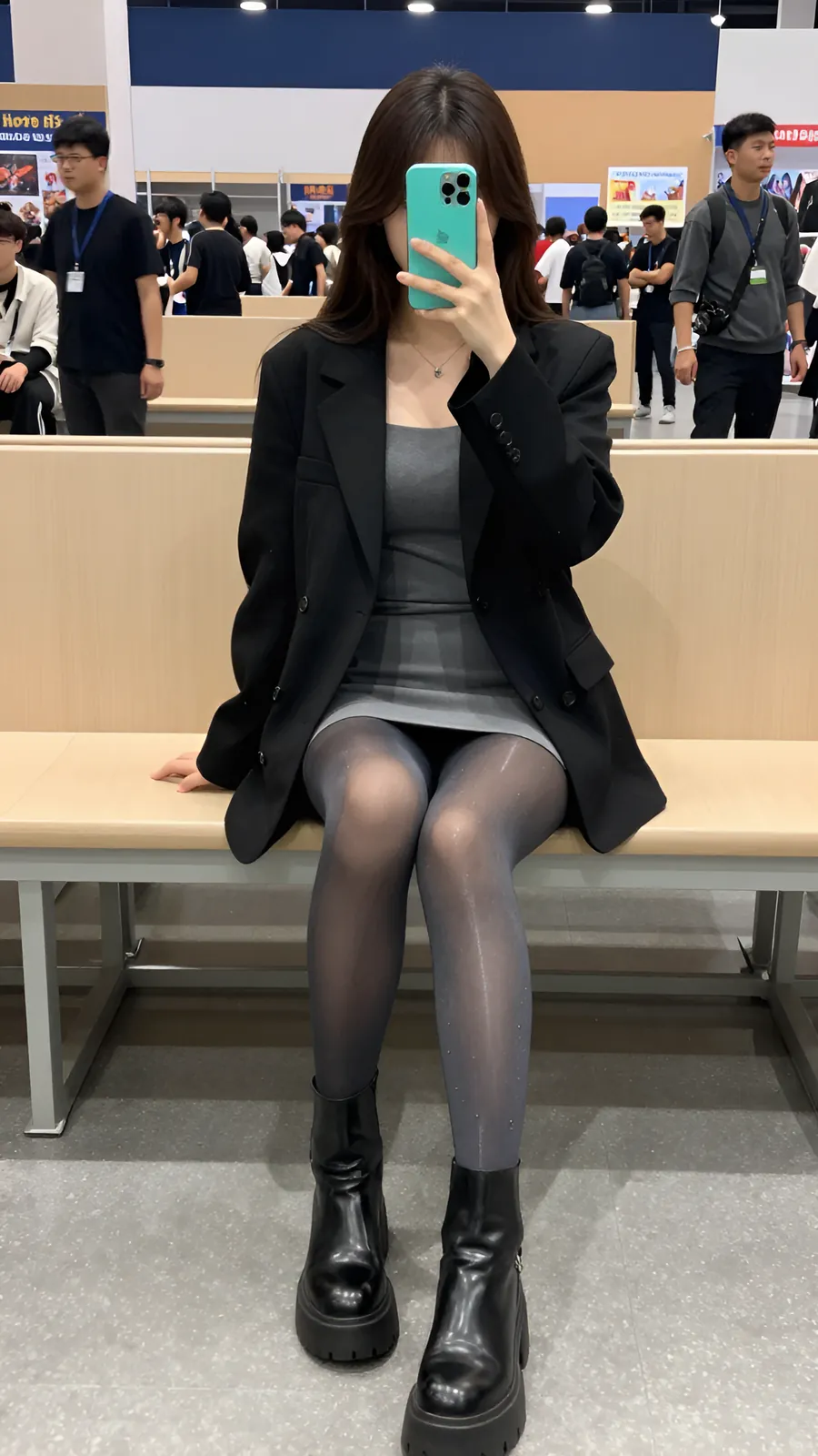 15D 烟灰连裤袜 · 桌沿伸腿坐姿 visual reference