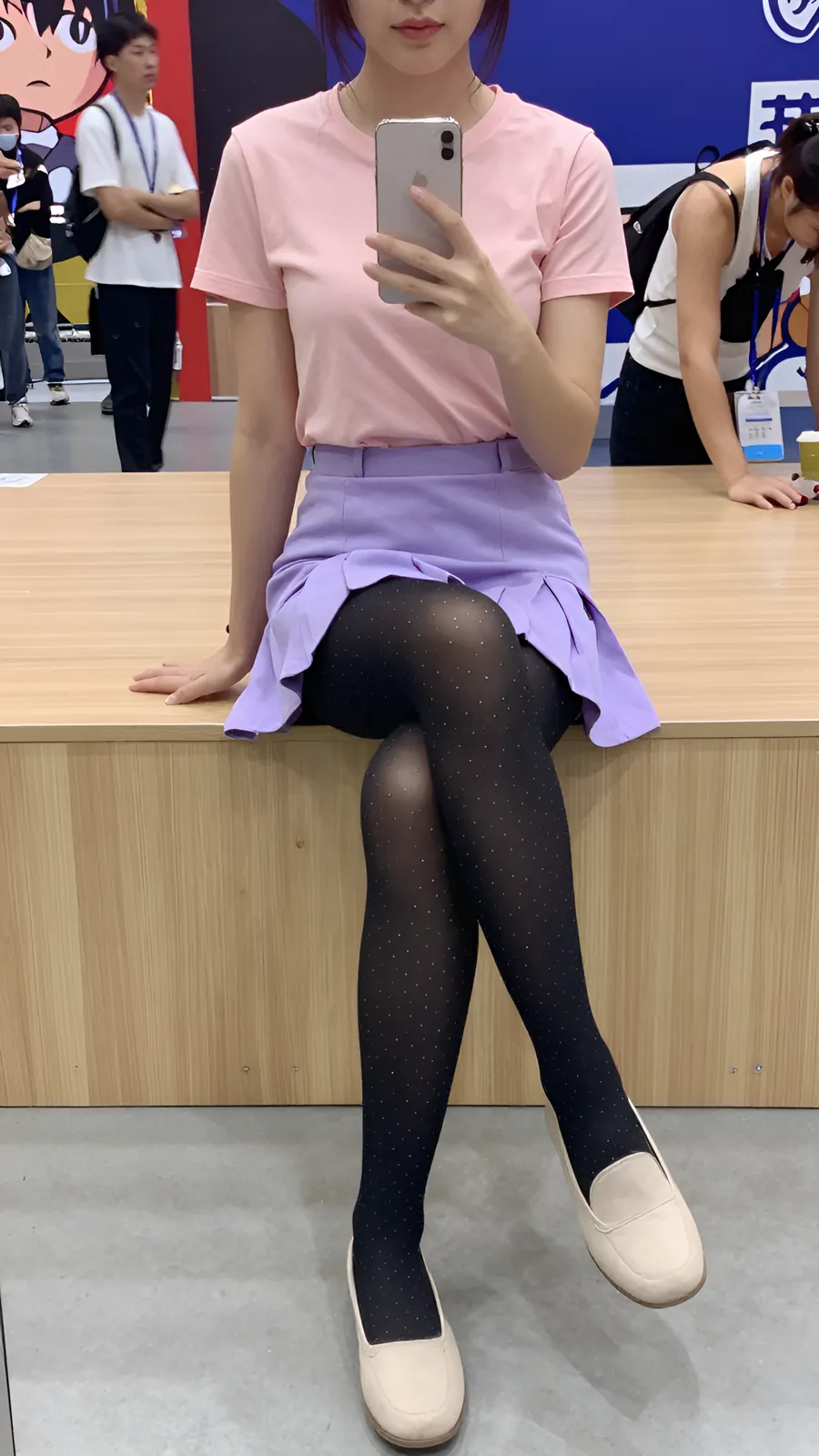 20D 纯黑连裤袜 · 桌沿伸腿坐姿 visual reference