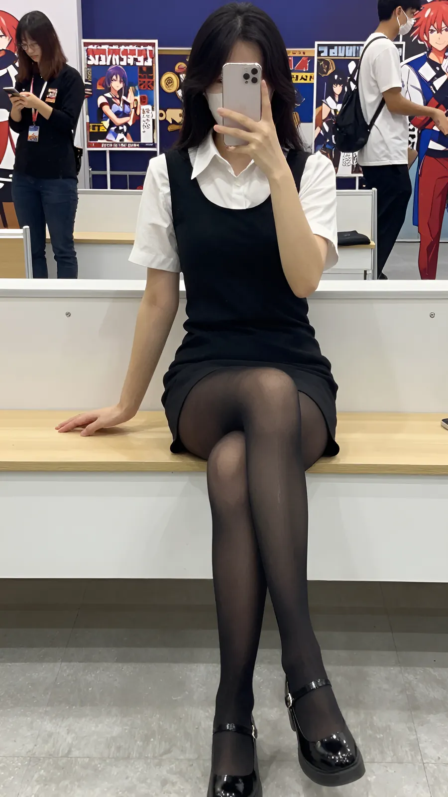 15D 纯黑连裤袜 · 桌沿伸腿坐姿 visual reference