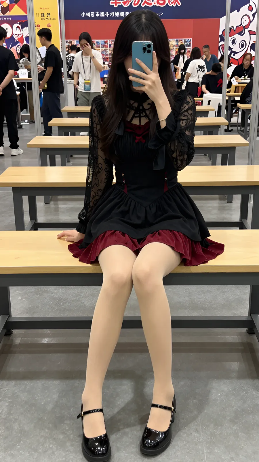 10D 自然肤色连裤袜 · 桌沿伸腿坐姿 visual reference