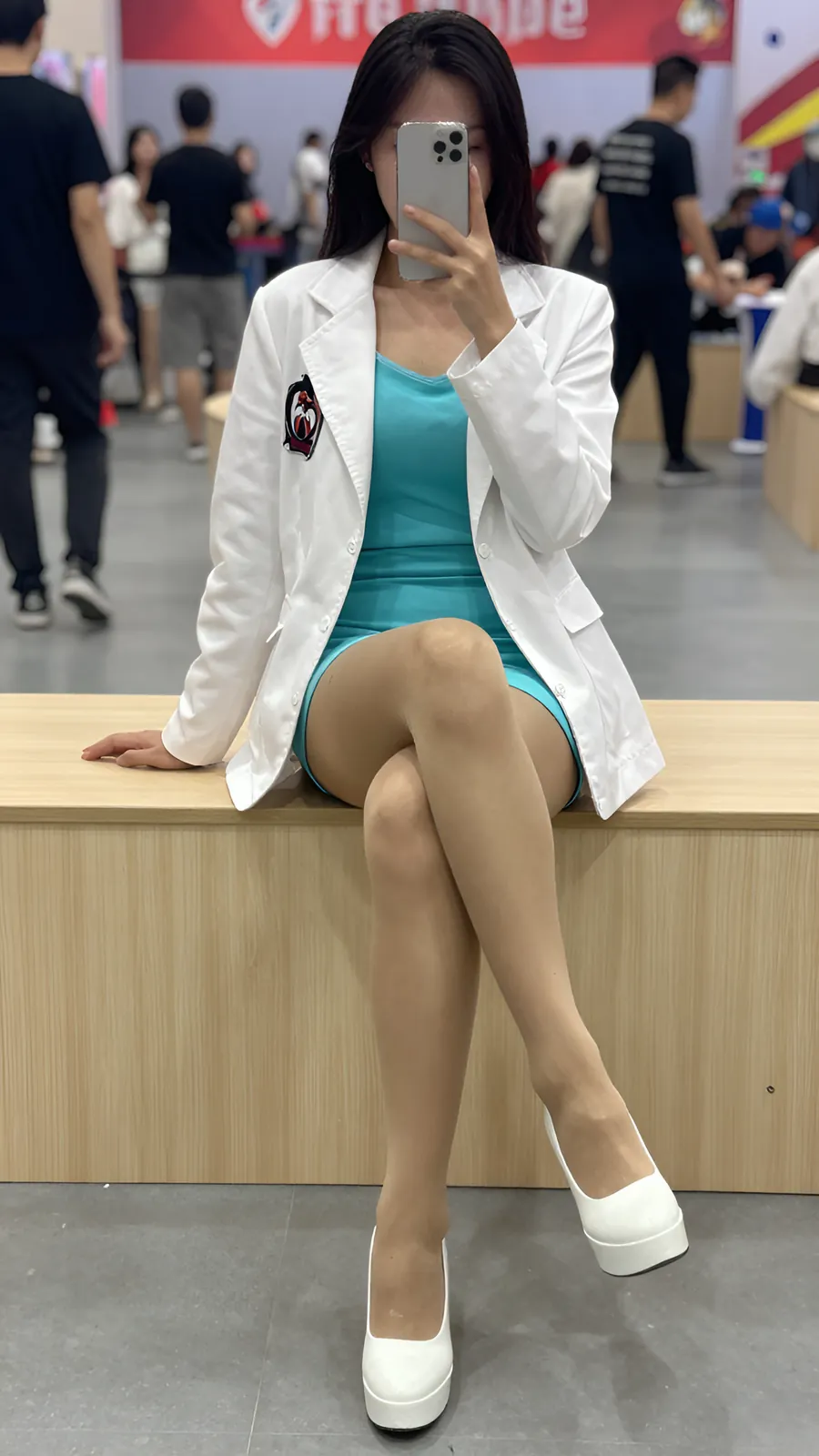 40D 咖啡棕连裤袜 · 桌沿伸腿坐姿 visual reference