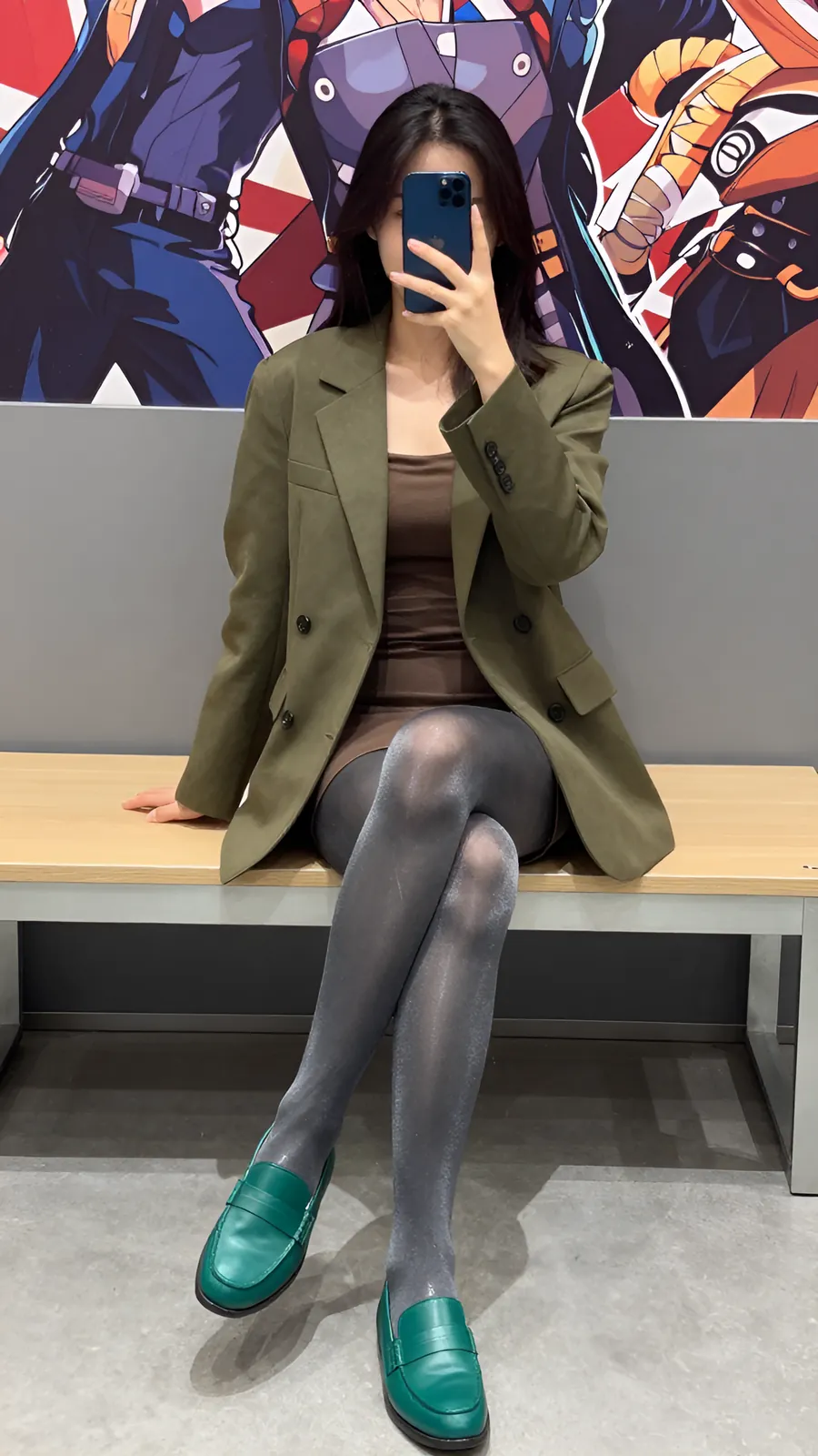 15D 烟灰连裤袜 · 桌沿伸腿坐姿 visual reference