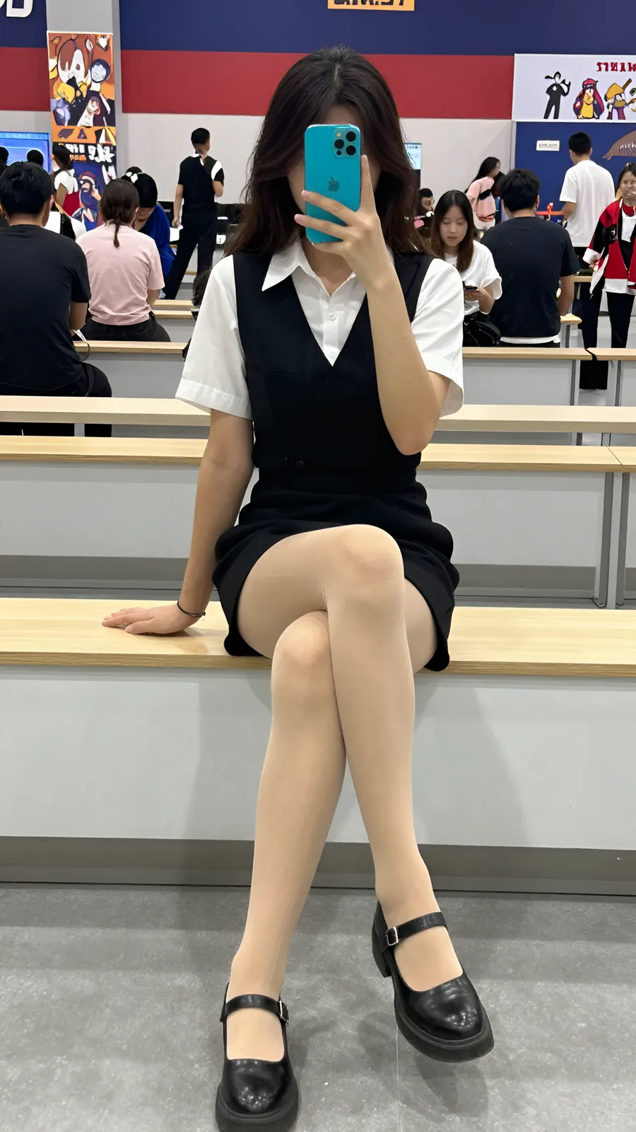 10D 自然肤色连裤袜 · 桌沿伸腿坐姿 visual reference