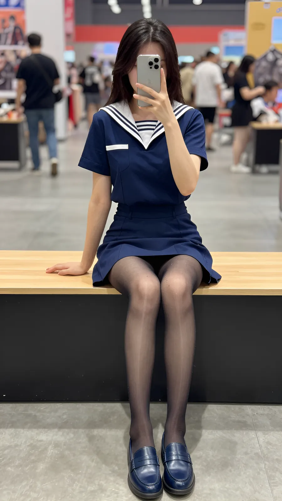 20D 炭灰连裤袜 · 桌沿伸腿坐姿 visual reference