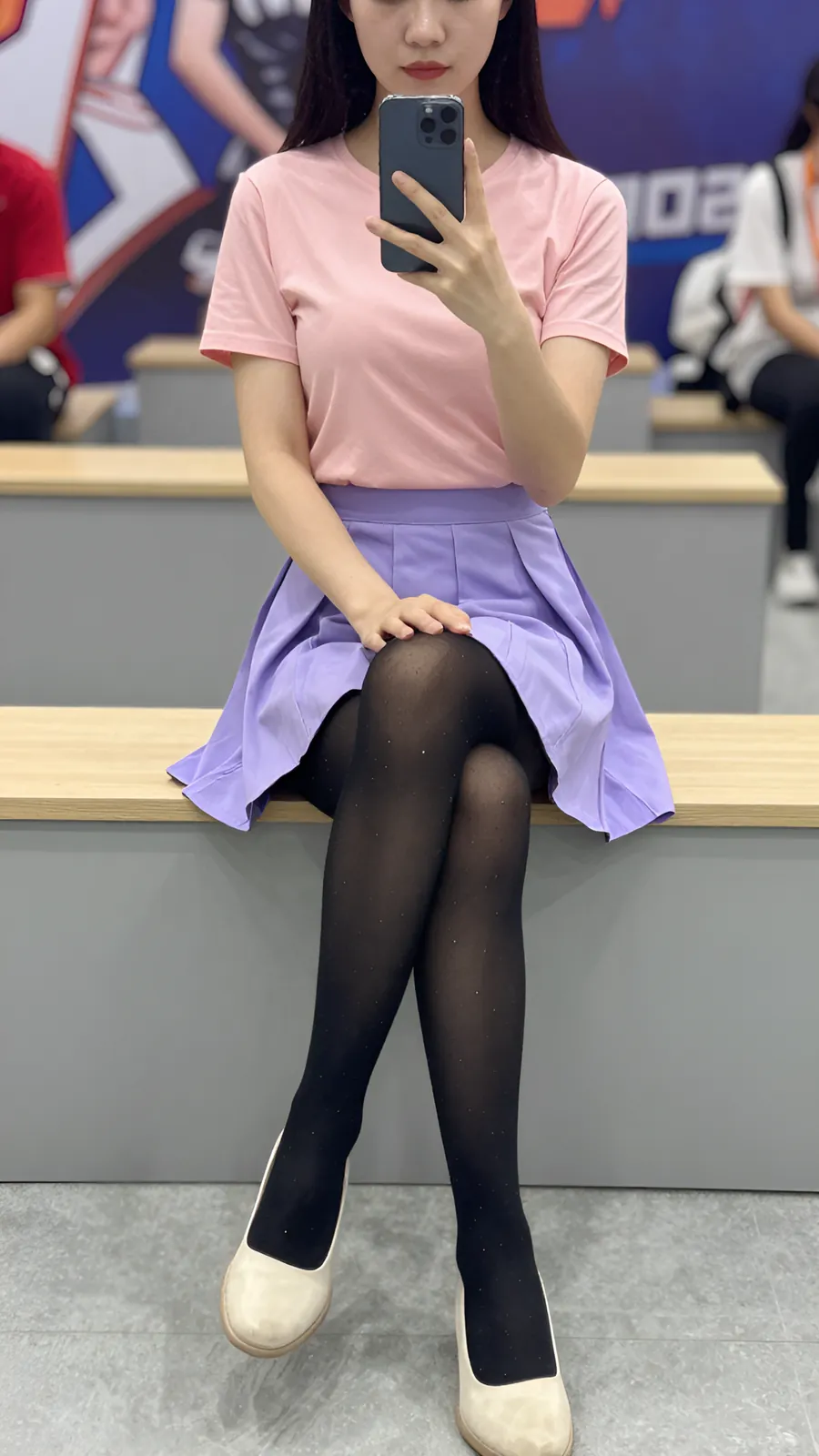 20D 纯黑连裤袜 · 桌沿伸腿坐姿 visual reference