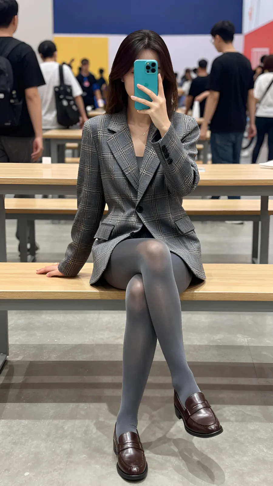 15D 烟灰连裤袜 · 桌沿伸腿坐姿 visual reference