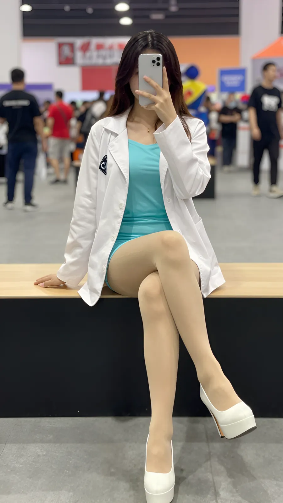20D 炭灰连裤袜 · 桌沿伸腿坐姿 visual reference