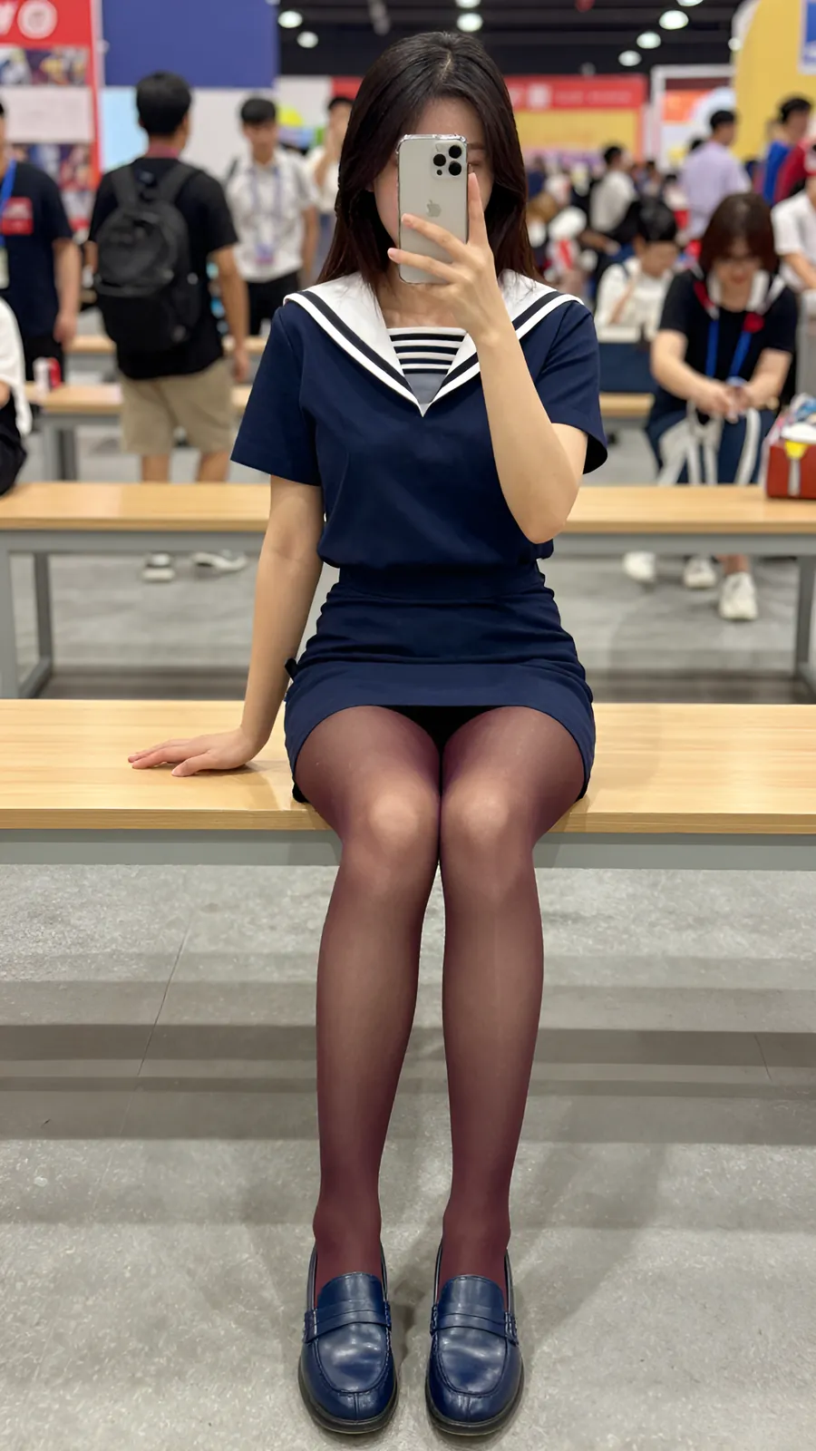 40D 咖啡棕连裤袜 · 桌沿伸腿坐姿 visual reference
