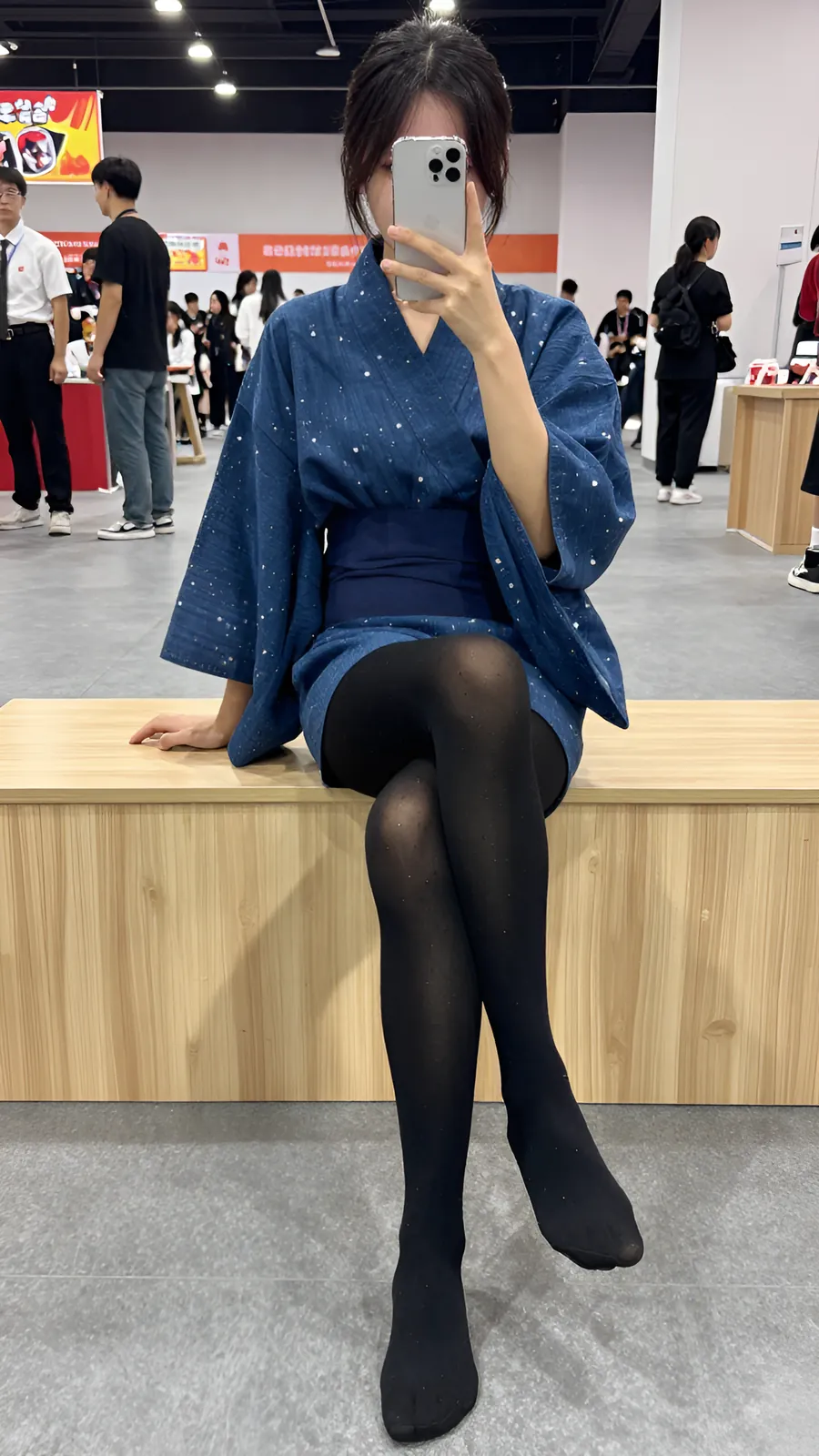 20D 纯黑连裤袜 · 桌沿伸腿坐姿 visual reference