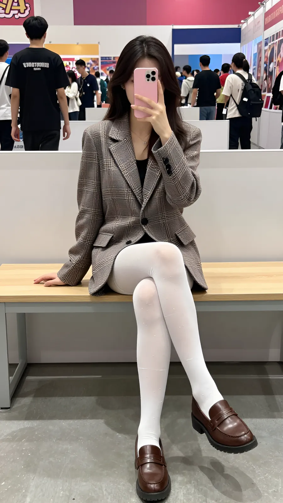 40D 纯白连裤袜 · 桌沿伸腿坐姿 visual reference