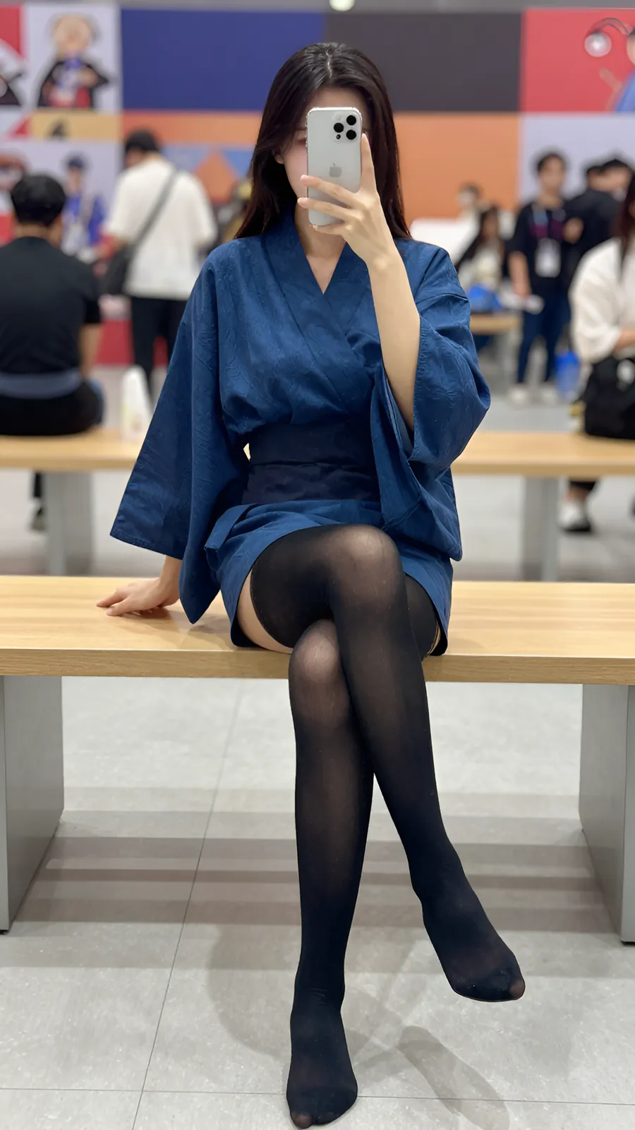 15D 纯黑连裤袜 · 桌沿伸腿坐姿 visual reference