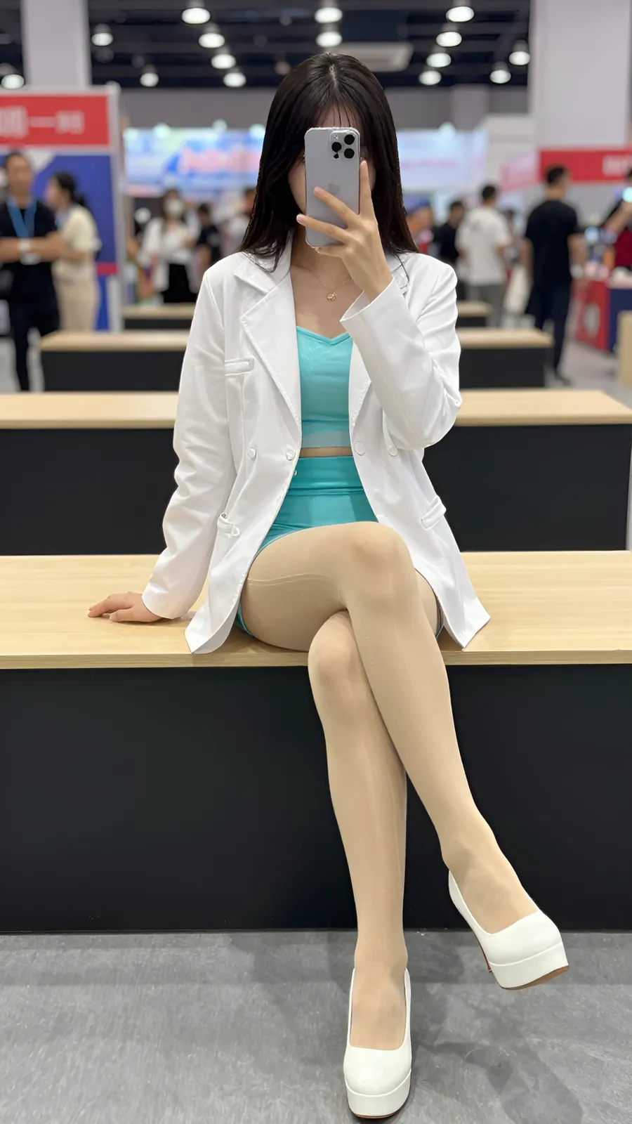20D 炭灰连裤袜 · 桌沿伸腿坐姿 visual reference