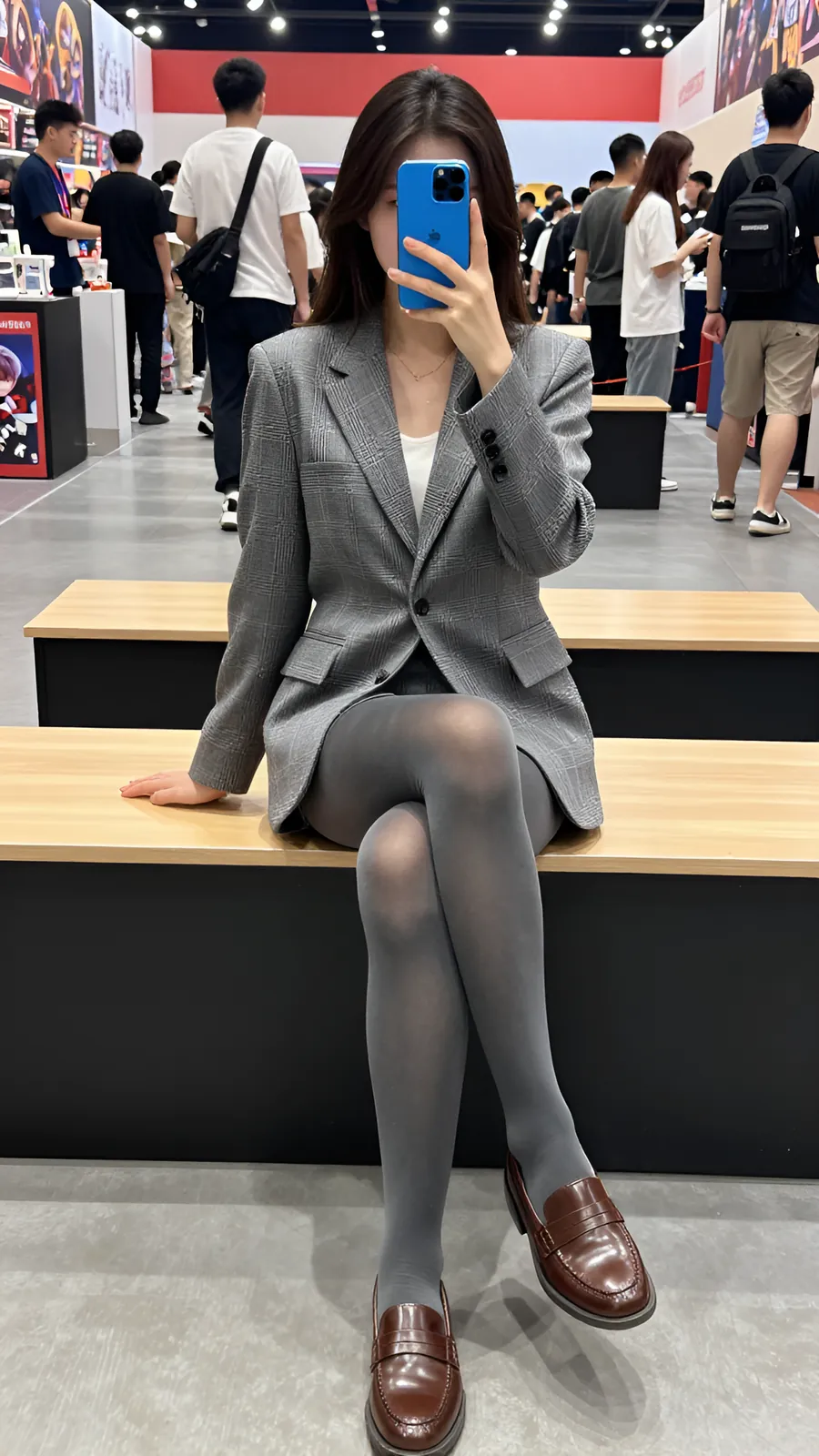 15D 烟灰连裤袜 · 桌沿伸腿坐姿 visual reference
