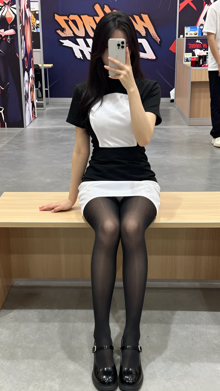 15D 纯黑连裤袜 · 桌沿伸腿坐姿 visual reference