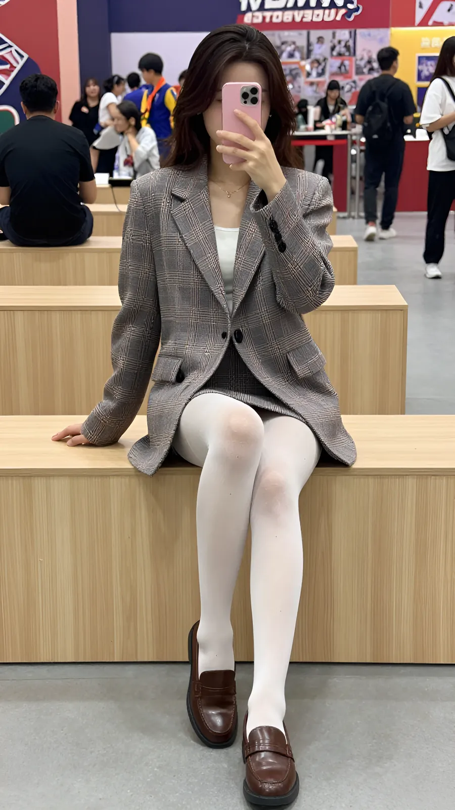 40D 纯白连裤袜 · 桌沿伸腿坐姿 visual reference