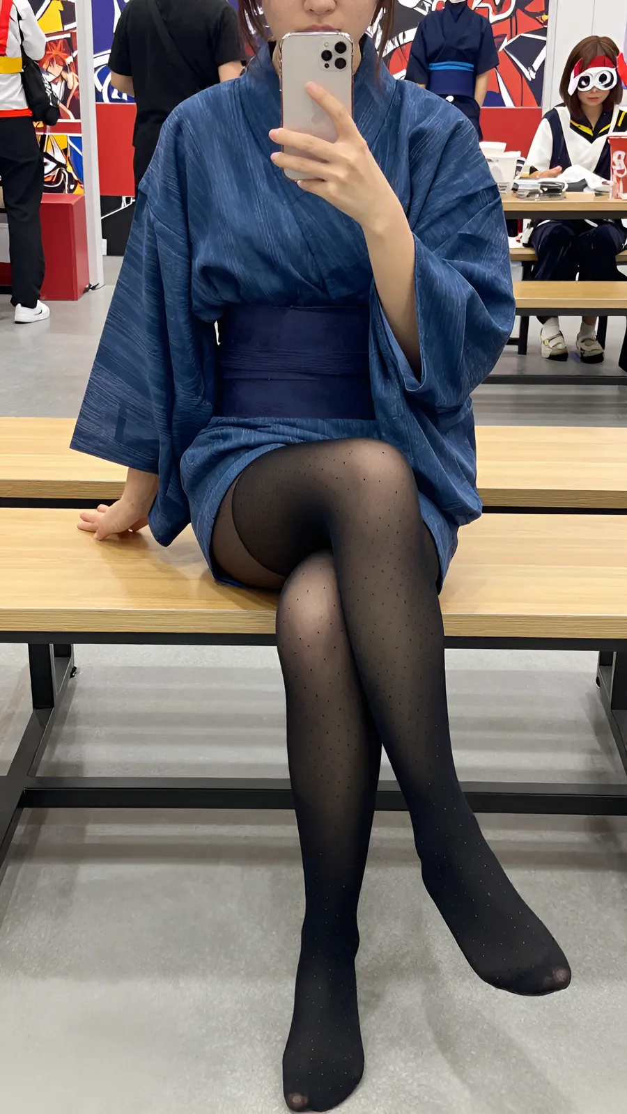 20D 纯黑连裤袜 · 桌沿伸腿坐姿 visual reference