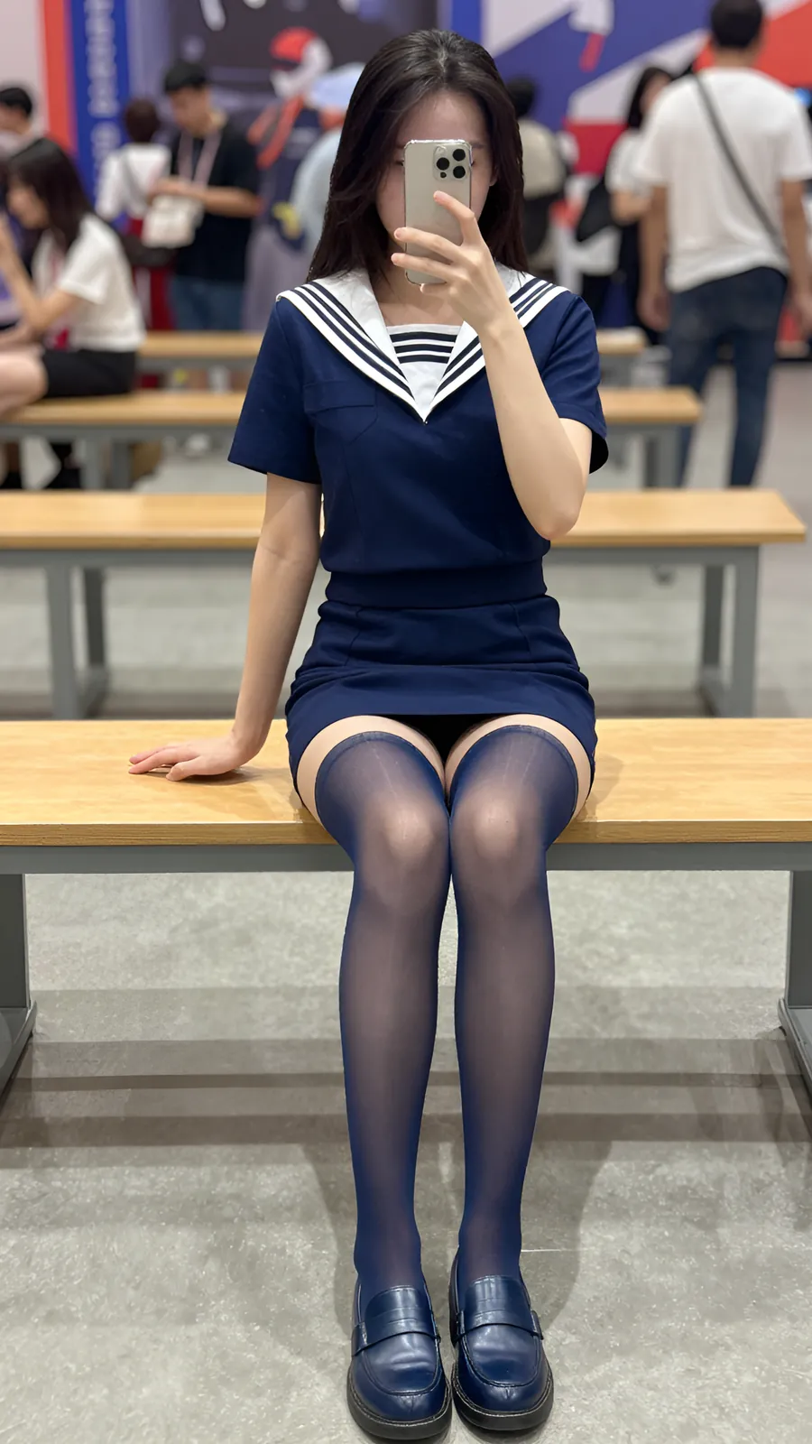 20D 炭灰连裤袜 · 桌沿伸腿坐姿 visual reference