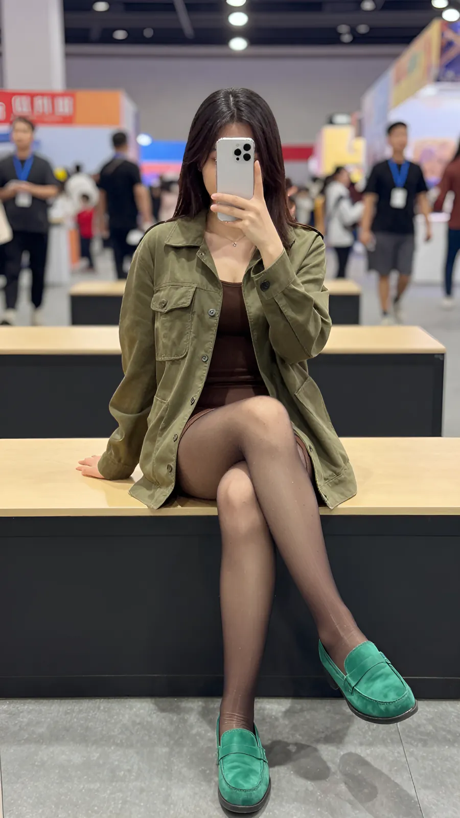 20D 炭灰连裤袜 · 桌沿伸腿坐姿 visual reference