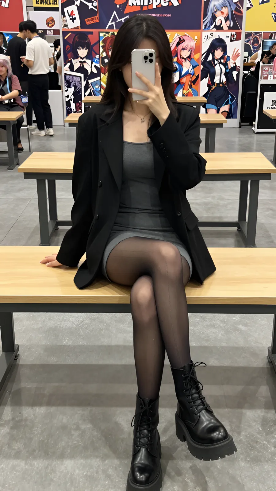 20D 炭灰连裤袜 · 桌沿伸腿坐姿 visual reference