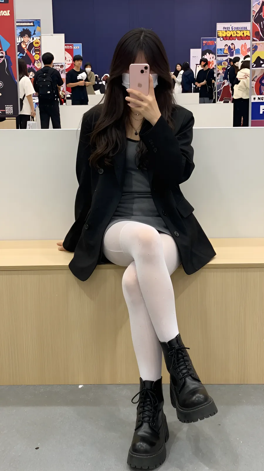 40D 纯白连裤袜 · 桌沿伸腿坐姿 visual reference