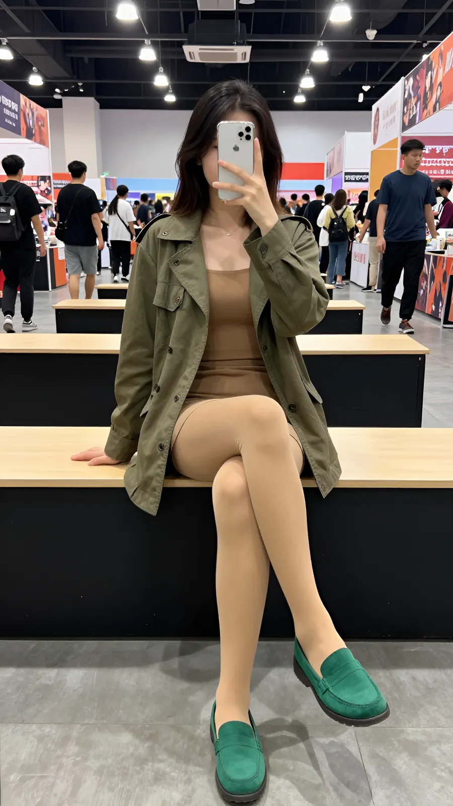 12D 自然肤色连裤袜 · 桌沿伸腿坐姿 visual reference