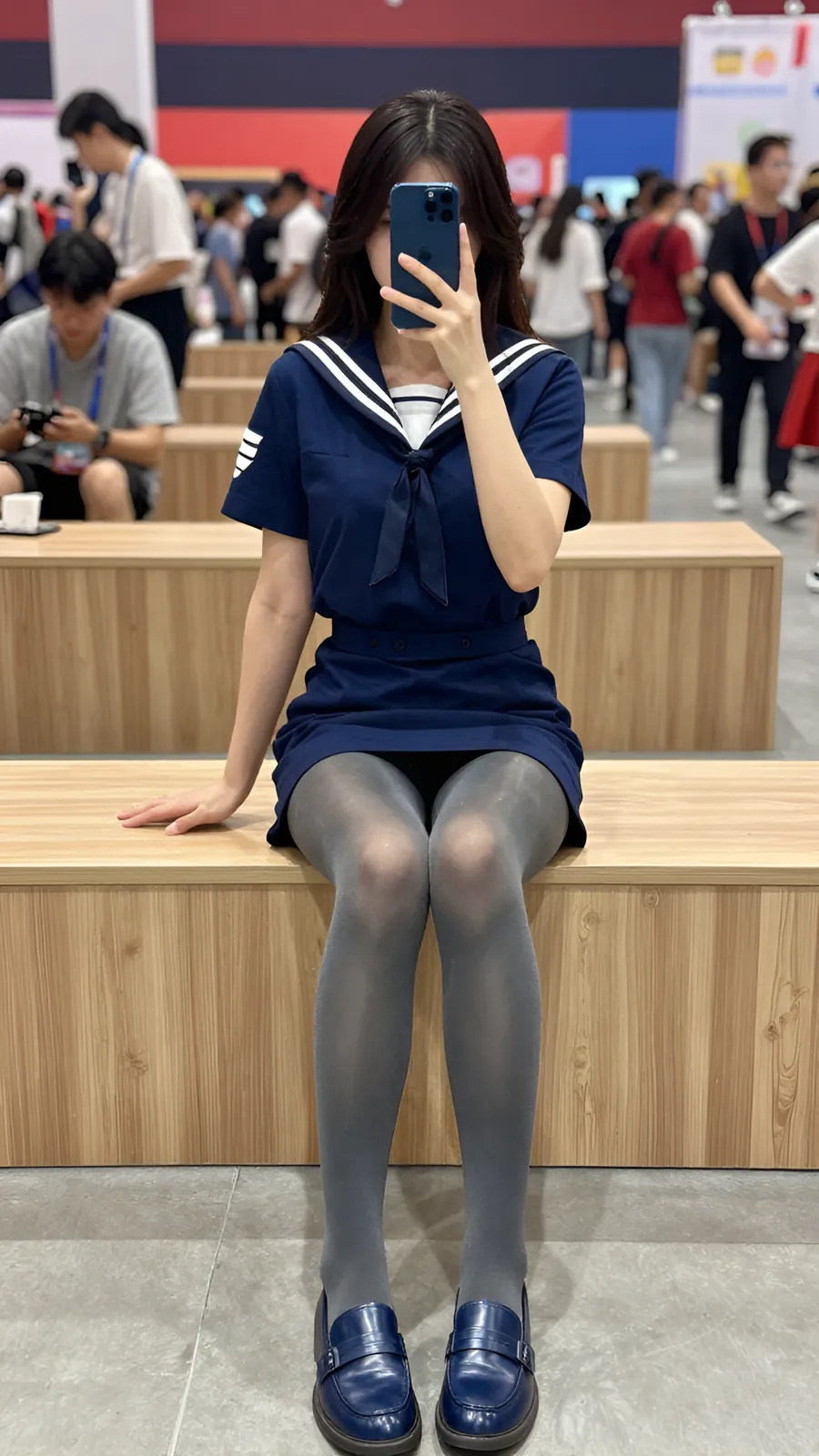 15D 烟灰连裤袜 · 桌沿伸腿坐姿 visual reference