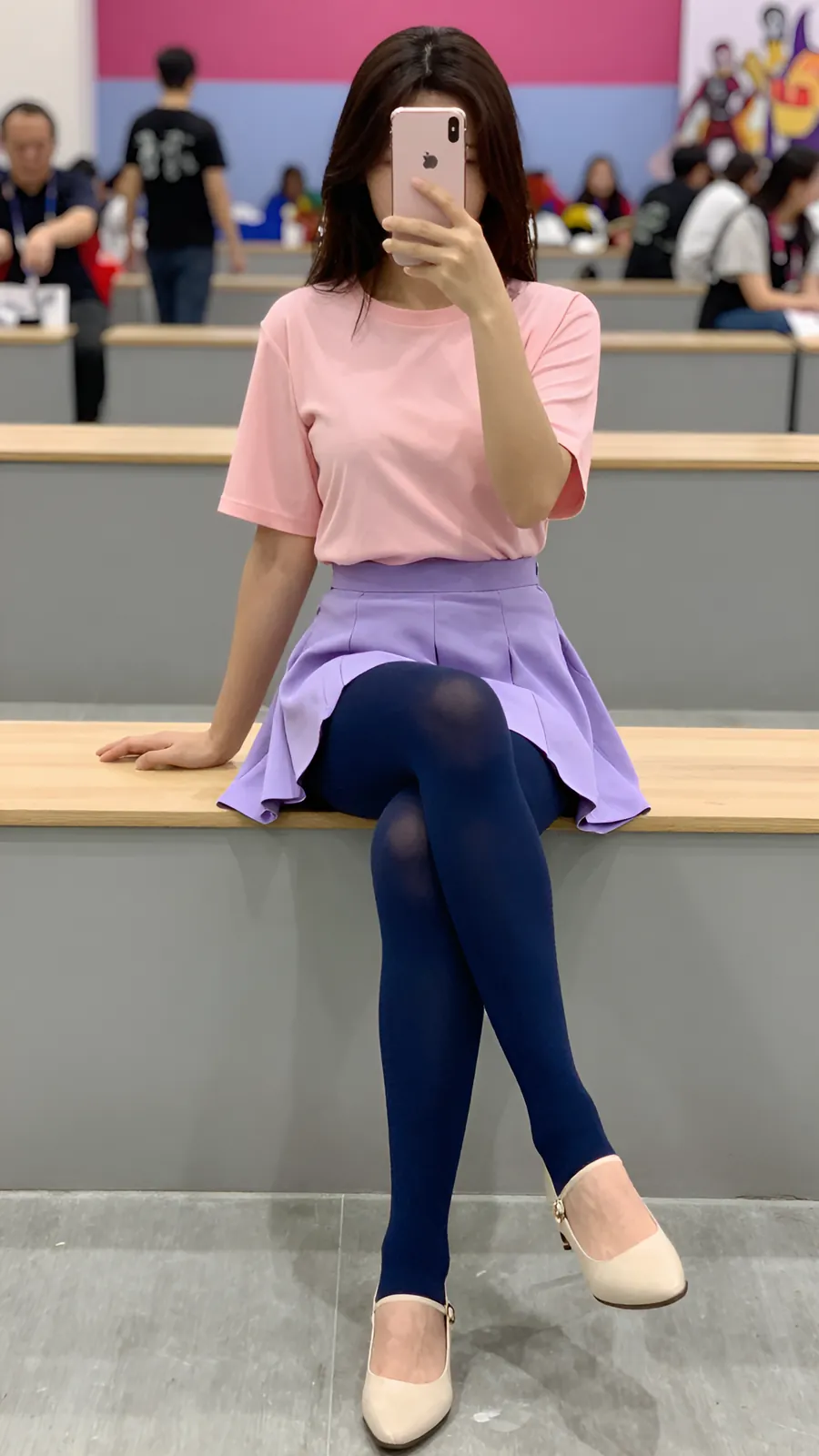 30D 海军蓝连裤袜 · 桌沿伸腿坐姿 visual reference