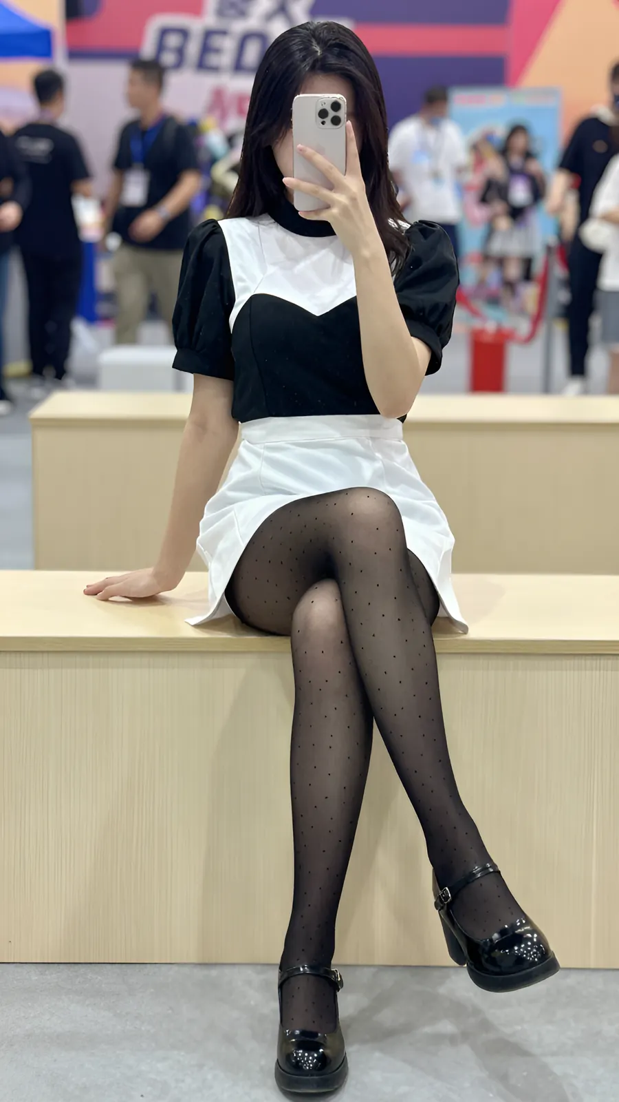 20D 纯黑连裤袜 · 桌沿伸腿坐姿 visual reference