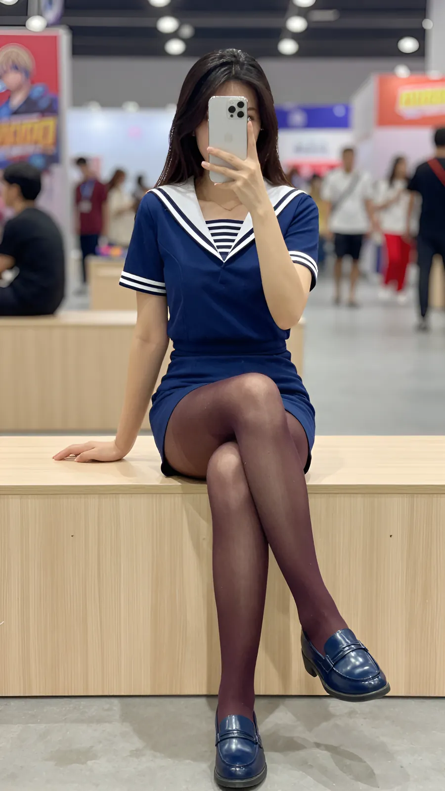 40D 咖啡棕连裤袜 · 桌沿伸腿坐姿 visual reference
